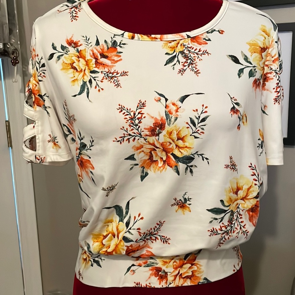 Cold shoulder floral top in very good condition